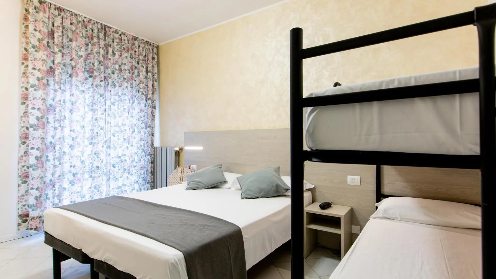 Hotel Marzia Con Piscina Riccione