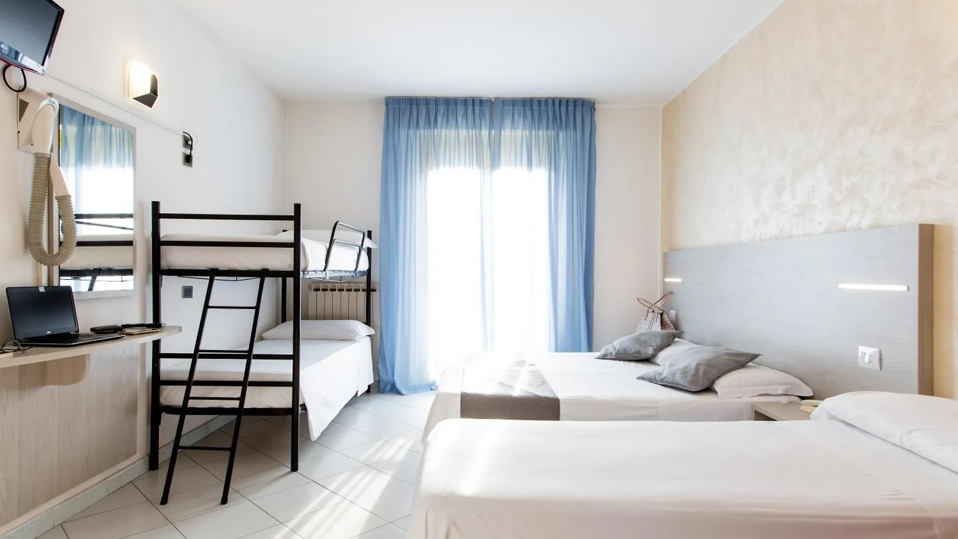 Hotel Marzia Con Piscina Riccione 3*,