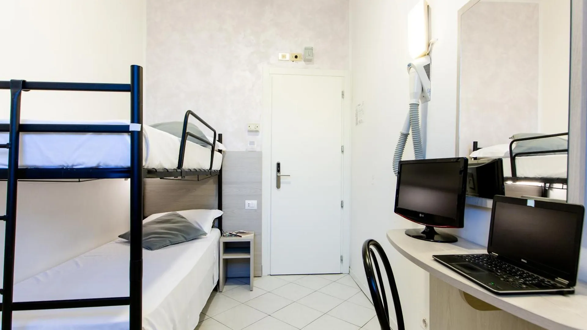Hotel Marzia Con Piscina Riccione