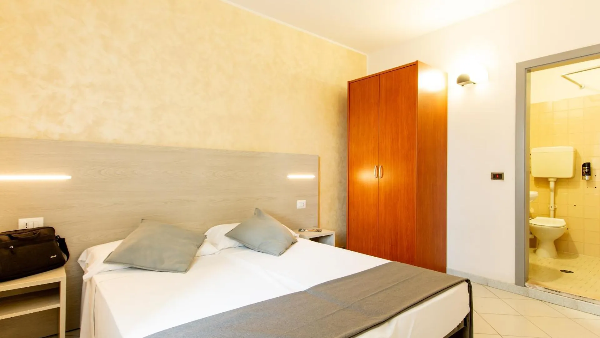 Hotel Marzia Con Piscina Riccione 3*,