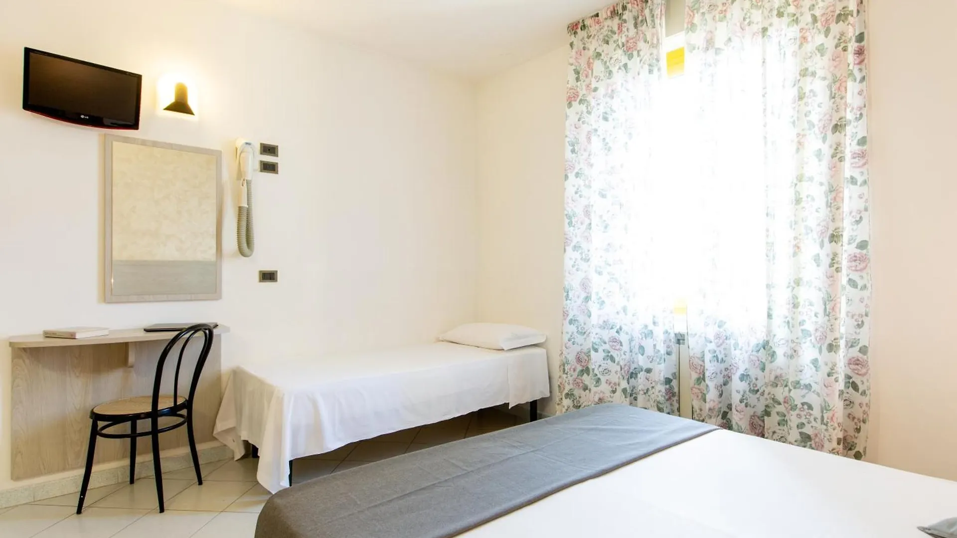 Hotel Marzia Con Piscina Riccione