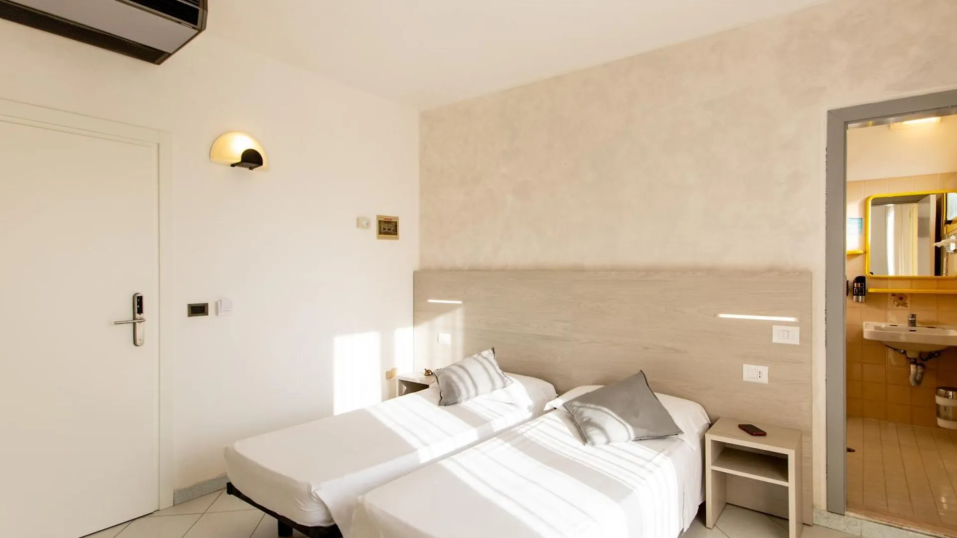 Hotel Marzia Con Piscina Riccione