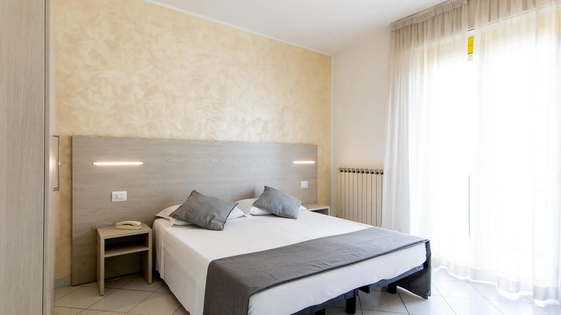 Hotel Marzia Con Piscina Riccione
